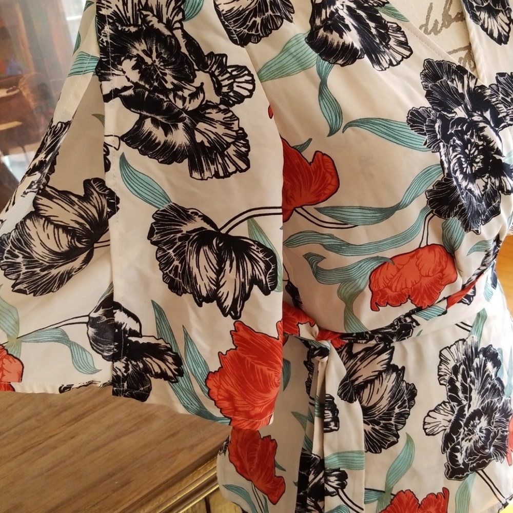 Wrap around floral top size M - Picture 2 of 9